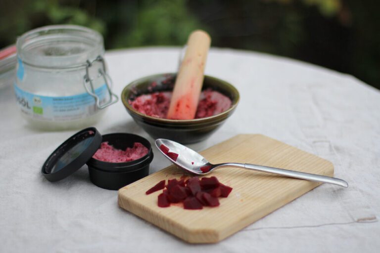 Op een tafel staan alle ingrediënten die je nodig hebt om zelf crème rouge te maken