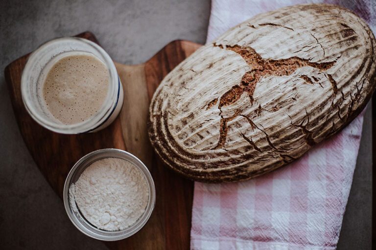 Hier zie je een heerlijk brood met de basisingredienten voor zuurdesemstarter