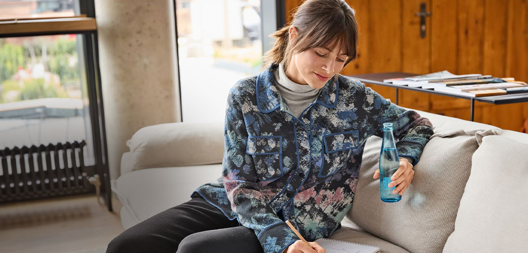 Vrouw draagt een gebreide jacquard jurk op een zomerse avond.