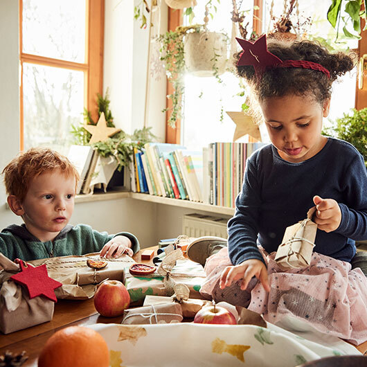 Kinderen zijn cadeautjes aan het uitpakken