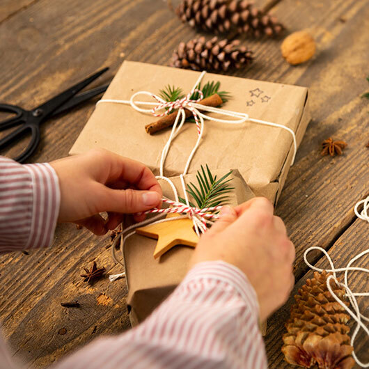 Ontdek hier de materialen om je cadeaus feestelijk te verpakken