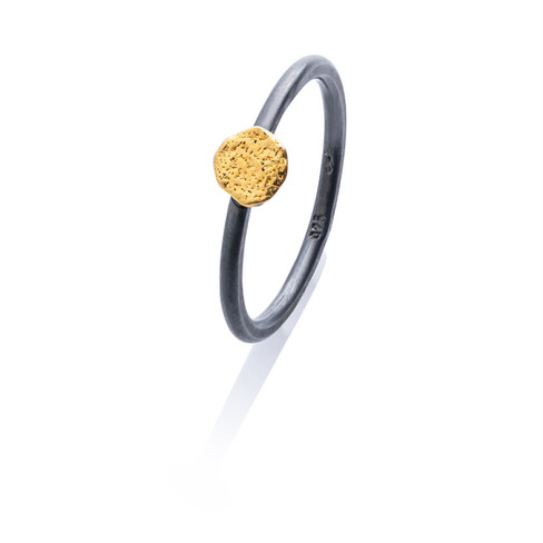 Ring met een ornament van riviergoud, verdonkerd zilver